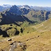 Gipfelblick: Wyssi Flue und Drümännler relativ weit unterhalb; Gsür und Albristhorn rahmen das Wildhorn ein