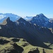 über der Alp bei P. 2170 erheben sich Wyssi Flue und Drümännler;
dahinter Steghorn und Wildstrubel - rechts Gsür und Albristhorn