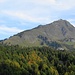 Der Sichelchamm taucht über dem sich langsam herbstlich verfärbenden Bergwald auf. Die gesamte Aufstiegsroute über den Südgrat ist nun ersichtlich (von links nach rechts)