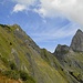 Ein Blick zurück zum Gipfel (links). Rechts der Gamsberg.