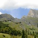 Wieder zurück auf der Alp Sennis. Die ungleichen Nachbarn Sichelchamm (li) und Gamsberg (re).