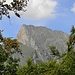 Der Gamsberg, frühherbstlich umrahmt.