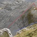 Statt über den heiklen Kamin (blau) kann der Grat auch über ein Geröllfeld (rot) erreicht werden.