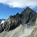 Der Schijenstock im Profil. Eine lange alpine Route führt über den Südgrat, der sich von links nach rechts auf den Gipfel zieht. Durch die grosse Gipfelwand führen ebenfalls verschiedene Routen.