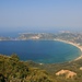 Blick hinab zur Bucht von Agios Georgios, dahinter Afinoas und Porto Timoni