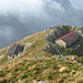 a sinistra il rifugio italiano alla cima di Cugn e a destra la caserma svizzera