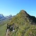 Erster Gipfel des heutigen Tages - der Giebel, hinten der Große Wilde und der Schneck