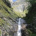 Bella cascata sotto il massiccio di Guggernull