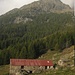 Rifugio Alpe Peurett 1745m, im Hintergrund der Torrone Rosso 2332m