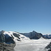 Auf dem Gipfel, Blick nach SSO, links Mont Blanc de Cheilon 3869 m, rechts La Ruinette 3875 m, unten Glacier du Giétro