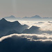 Wolken drücken von Süden über den Bergketten I