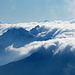 Wolken drücken von Süden über den Bergketten III