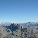 Auf dem Gipfel, Blick nach NO, die drei Spitzen vorne: Aiguilles Rouges d'Arolla (der mittlere 3644 m)
