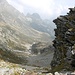 <b>Valle di Moleno vista dalla Bocchetta Cazzane.<br />Sul primo motto si riconosce l'Alpe Confienn (1456 m), più avanti Prosecco (1298 m). </b>