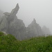 Felsen im Nebel: bedrohlich (..und nach dem Gras geht es senkrecht nach unten)
