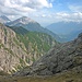 Tief unten: das Heimbachtal. Links Grünstein und Wannig, ganz hinten die Sellrainer Berge in den Stubaier Alpen, getrennt durch das Inntal.