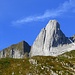 Der Altmann. Der zweithöchste Berg im Alpstein. Die Kletterroute über den Ostgrat führt ziemlich genau in der Mitte des Gipfelaufbaus, in der Falllinie, hinauf zum Gipfel.