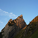 Das ist ein Gipfel, der Zehenspitz – wohlgeformt, unnahbar, ohne Information über eine einzige Route auf die Spitze. Seit heute wartet dort ein Gipfelbuch auf den tüchtigen Wanderer.