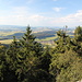 Unterwegs in den Błędne Skały (Irrfelsen/Wilde Löcher) - Blick vom Tarasy Widokowe (Aussichtsterassen) in nordwestliche Richtung. Der unten zu erkennende Ort ist Machov in Tschechien.