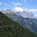 schöner Querweg der Alpenrosensteig mit Blick auf Daniel links und Zugspitzmassiv