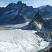 Aussicht vom Gipfel hinunter zum Haut Glacier d´Arolla und rechts zum Col Collon. Draüber die Bouquetins, die Tête de Valpelline und der Dent d´Hérens.