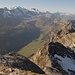 Horizont: Clariden, Grosses Schärhorn, Gross Ruchen, Grosse Windgällen, ganz weit hinten Finsteraarhorn, Eiger, Mönch & Jungrau;<br />Vordergrund: Urnerboden mit den Jägerstöcken