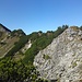Abstieg von der Hinteren Suwaldspitze über den Grat; die Flanke links im Bild ist sehr brüchig und nach rechts (Norden) geht's auch ordentlich runter