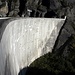 Die recht eindrucksvolle Staumauer des Gigawald-Staudamms <br /><br />Einige Daten:<br />- doppelgekrümte Bogenstaumauer<br />- max. Höhe: 147m<br />- Kronenlänge: 430m<br />- Stauseeinhalt: 33.4 mio m³<br />- Betonkubatur: 446 000m³