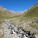 Die Alp Tersol kommt in Blick - der enge Talkessel mit dem vielen reflektierenden Fels ist  eine Hitzehölle!