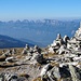 Steinmännchenwald auf dem Rossfall-Gipfel mit Blick auf die <i>Zähne</i> der Churfirsten
