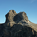 Gipfelaufbau des Dündehore: rechts der Vorgipfel, dessen Besteigung lohnend ist (II+). Man kann den Vorgipfel in der schuttigen Rinne nördlich umgehen und den Hauptgipfel von der Einsattelung aus erreichen (II).