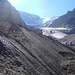Seitenmoräne: Gletschereis mit Schutt überlagert, welcher am Abrutschen ist. 