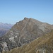 <b>Il panorama è vastissimo. Osservo il poderoso pulpito della Cima del Simano (2580 m).</b>