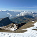 Gipfel Arpelistock. Nach links der Abstieg auf die Walliser Seite. Am Horizont Grand Combin und Mont Blanc.