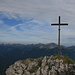 Gipfel Schwarzhanskarspitze, hinten die Allgäuer Alpen