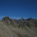 Scharte links ist P. 2799 und nach rechts der gesamte Grat bis zum Gipfel