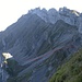 Blick zurück, rot eingezeichnet der Aufstieg zur Felstraversierung und die ersten Meter des schmalen Felsbandes