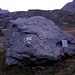 sasso con indicazioni della ferrata