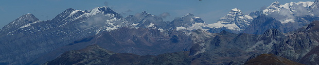 Panorama Berner Alpen vom Pointe du Tsaté. Von links Rinderhorn, Altels, Balmhorn, Doldenhorn, Blümlisalp, Tschingelhorn, Lauterbrunner Breithorn, Jungfrau