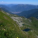 Blick vom Pizzo Straciugo auf die italienische Alpe Campo mit den 3 Seen, dahinter Domodossola, das Val Vigezzo und die Tessiner/Bergamasker Alpen 