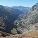 Vue sur le Val Ferret Italien. Tout en bas, le Refuge Elena