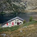 Il rifugio è posto appena sopra il Lago Sottano di Sella
