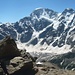 Gipfelaussicht vom Азаугичечегеткарабаши (Azaugičečegetkarabaši; 3461m) zum Донгузорун / ბაბის მთა (Donguzorun / Babis Mt’a; 4454m) und Накратау (Nakratau; 4269m). Links schaut das Matterhorn vom Kaukasus (Кавказ/Kavkaz) hervor, es ist der Doppelgipfel der Ушба / უშბა (Ušba). Links ist die einfachere (ZS+) Северная Ушба / უშბა ჩრდილოეთი (Severnaja Ušba / Ušba Č’rdiloet’i; 4694m), rechts die Юужная Ушба / უშბა სამხრეთი (Južnaja Ušba / Ušba Samxret’i; 4710m) welche nur von wenigen Bergsteiger jährlich erreicht wird.