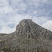 schroff brechen die Felswände des Monte Camicia gegen den Campo Imperatore ab