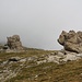während der Grat weiterhin wolkenverhangen bleibt, zeigen sich unterhalb bizarre Felsformationen