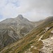 ein letzter Blick zurück; auf den Monte Camicia und unsere Abstiegsroute in den Sattel und in der Flanke (oberhalb des Vallone di Vradda) zum Rifgio zurück