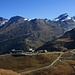 Aussicht nach der ersten kleinen Steigung unterhalb P.2672m auf die Bergstation Schwarzee. Man hat hier schon eine prächtige Aussicht auf die 4000er östlich von Zermatt. Davor steht noch das dunkle Oberrothorn (3414m).

Links auf dem Foto sind der Dom (4545,4m), Täschhorn (4490,7m) und der Alphubel (4206m). Rechts auf dem Bild stehen Rimpfischhorn (4198,9m) und Strahlhorn (4190m).