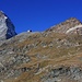 Auf der Kuppe unterhalb P.2672m erblickt man nun wieder das Matterhorn (4477,5m) hinter dem Hügel P.2775m mit der kleinen Skilifthütte. Rechts auf dem Foto ist das Hirli (2888,7m).