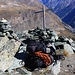 Der Gipfel vom Hirli (2888,7m) mit meinem 25kg-Rucksack, Gipfelkreuz und Gipfelsteinmann.