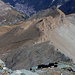 Aussicht von der Hörnlihütte aufs zuvor besuchte Hirli (2888,7m) und hinunter zur Bergstation Schwarzsee und nach Zermatt (1616m). Man erkennt auf dem Foto gut den viel begangenen Hüttenweg welcher beim Schwarzsee beginnt.